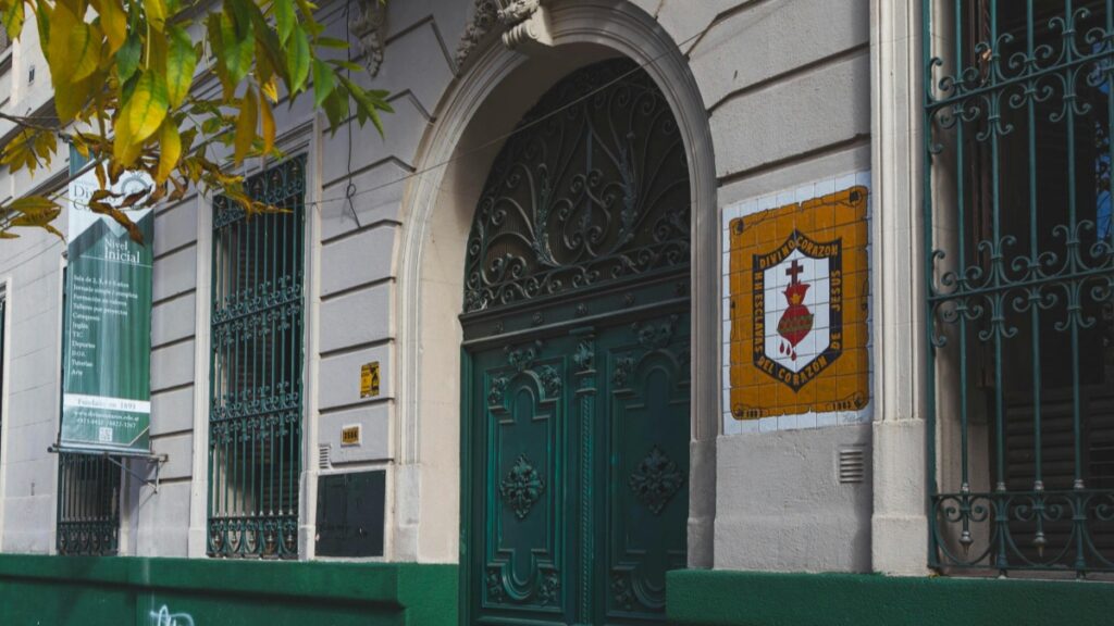 Puerta de entrada de una institución educativa con el escudo del Colegio Nuestra Señora del Corazón,y cartel informativo.En el contexto de esta imagen,se puede mencionar:"Cómo Ganar Plata en Bigo Live:Guía Completa para Creadores de Contenido",una valiosa herramienta para aquellos interesados en monetizar su talento en plataformas de transmisión en vivo.