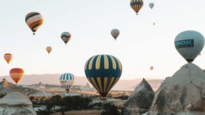 Guia practica para creadores argentinos: como identificar, contactar y coordinar unboxings con marcas de Kenya via WeChat. Mensajes, logistica, aliados locales y consejos reales.