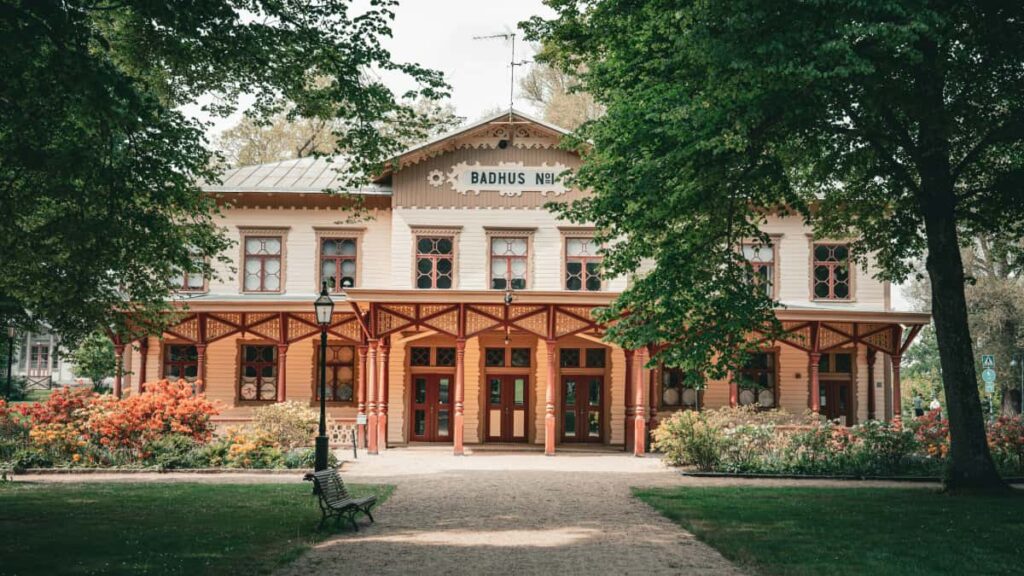 Guia practica para creadores argentinos: como contactar marcas brasilenas en Josh y producir guias de viaje que convierten. Estrategia, timing, ejemplos y herramientas.