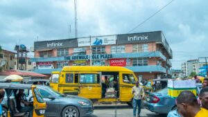 Guia practica para creadores argentinos que quieren conectar con marcas de Arabia Saudita en Twitter y sumarse a tendencias musicales, con tacticas culturales y herramientas locales.