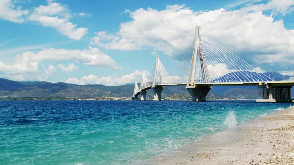 Guia practica y tactica para creadores argentinos que quieren contactar marcas de Myanmar en Discord y producir tutoriales de marca, con estrategias, plantillas y riesgos.