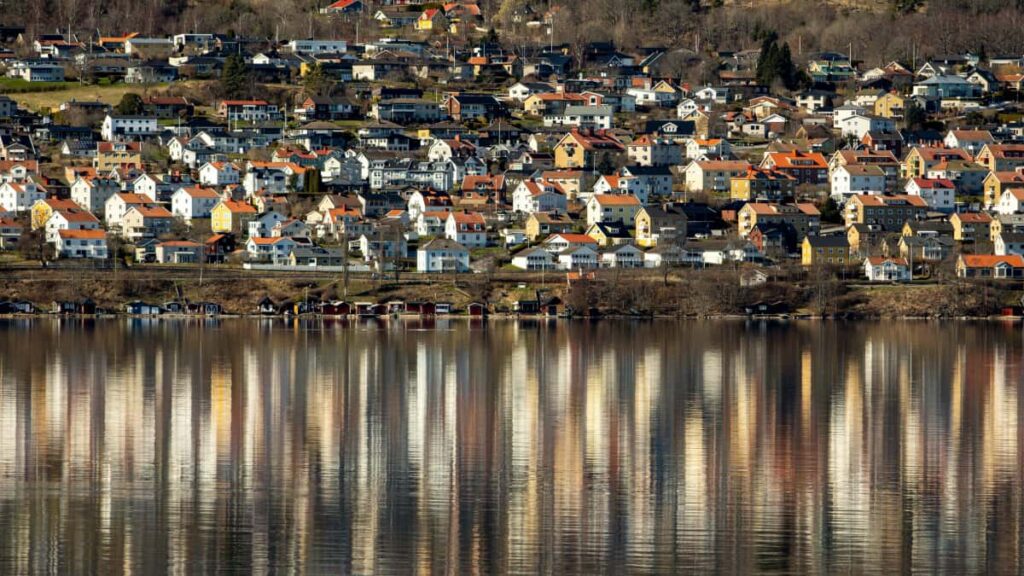 Guia practica para creadores argentinos que quieren contactar marcas de Camboya en LinkedIn y explicar beneficios de producto con claridad y respeto cultural.