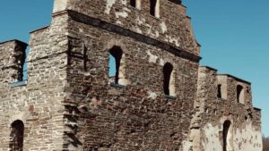 Guia practica para creadores argentinos: como localizar, pitchar y representar marcas de Nepal en Rumble para campanas de fitness, con tacticas, plantillas y riesgos.